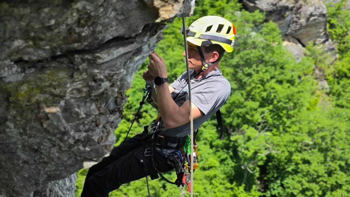 EMT Ran 1.5 Miles up 1,000 Feet of Elevation in 31 Minutes to Get Blood Transfusion for Injured Climber