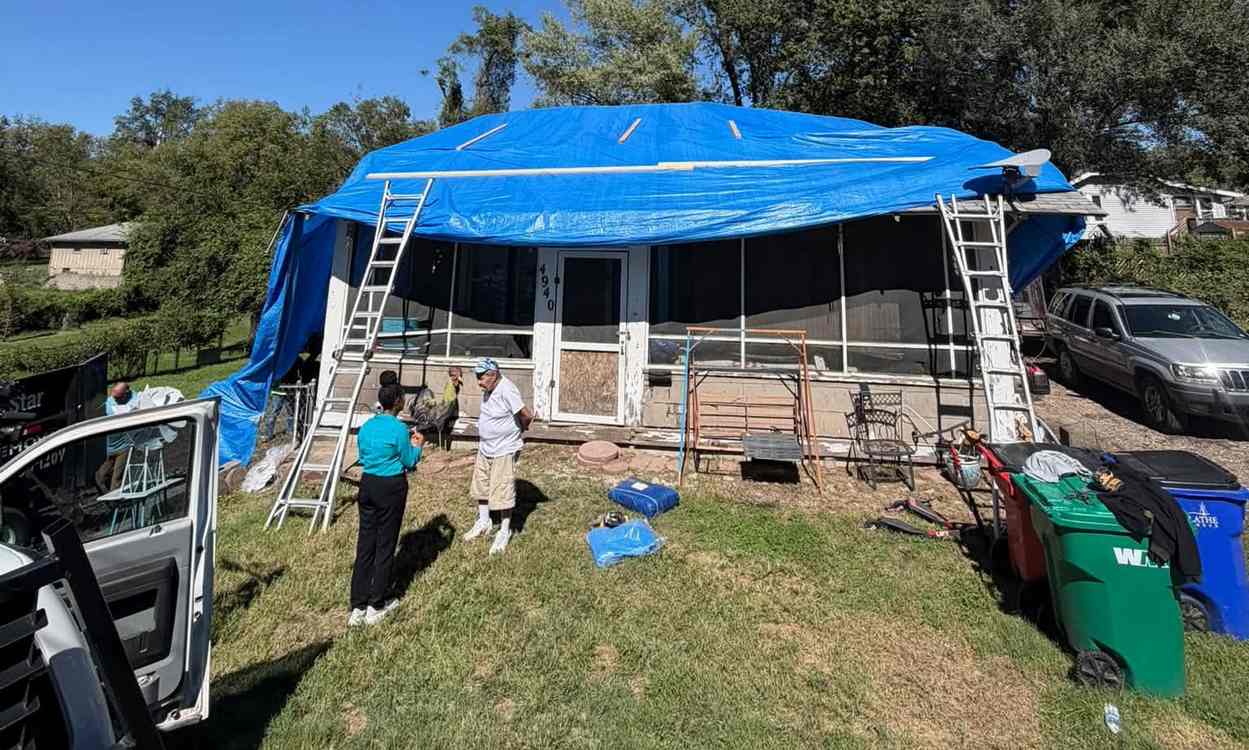 Strangers Showed Up to Man’s Destroyed House to Put Up a Tarp Having Seen His Televised Plea